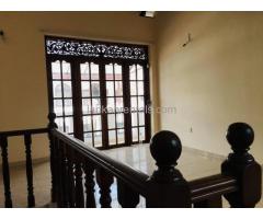 House (Upstair) for rent in Raththanapitiya