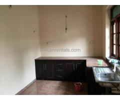 House (Upstair) for rent in Raththanapitiya